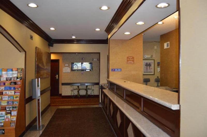 Quality Hotel Conference Center Cincinnati Блу-Аш Екстер'єр фото